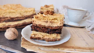 Ciasto kajmakowe z pianką orzechową – efektowne i proste