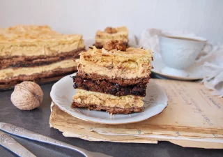 Ciasto kajmakowe z pianką orzechową – efektowne i proste