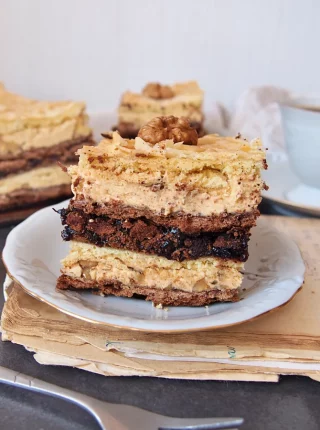 Ciasto kajmakowe z pianką orzechową – efektowne i proste