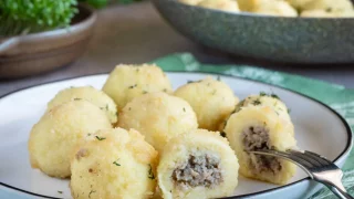 Kluski ziemniaczane z białą kiełbasą i chrzanem