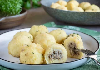 Kluski ziemniaczane z białą kiełbasą i chrzanem