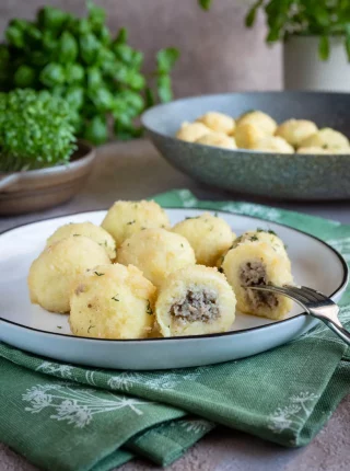 Kluski ziemniaczane z białą kiełbasą i chrzanem