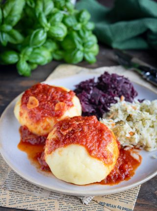 Kluski ziemniaczane z szarpanym indykiem