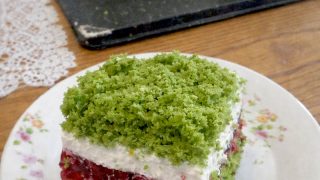 Leśny Mech – zielone, wilgotne ciasto z malinami i kremem