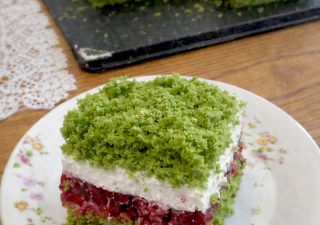 Leśny Mech – zielone, wilgotne ciasto z malinami i kremem