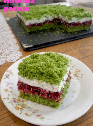 Leśny Mech – zielone, wilgotne ciasto z malinami i kremem