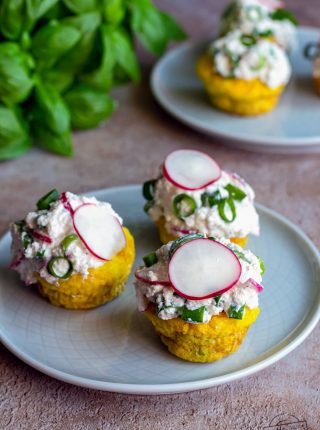 Muffinki jajeczne z pastą twarogową