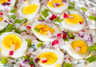 Jajka w sosie z pieczarkami i ogórkiem