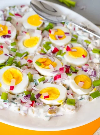 Jajka w sosie z pieczarkami i ogórkiem