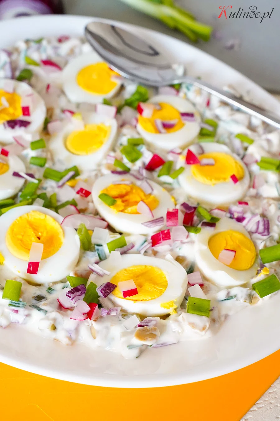 Jajka w sosie z pieczarkami i ogórkiem