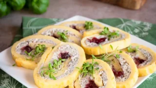 Wielkanocna rolada serowa z białą kiełbasą, chrzanem i żurawiną