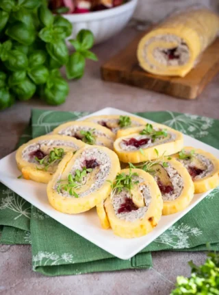 Wielkanocna rolada serowa z białą kiełbasą, chrzanem i żurawiną