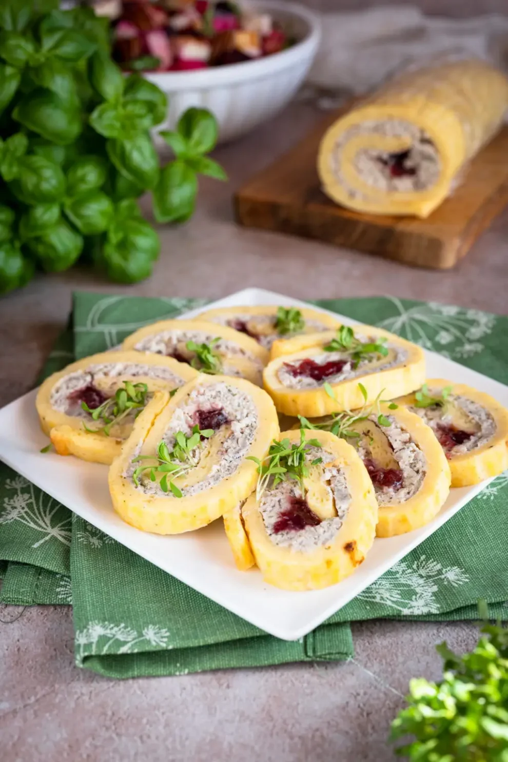 Wielkanocna rolada serowa z białą kiełbasą, chrzanem i żurawiną