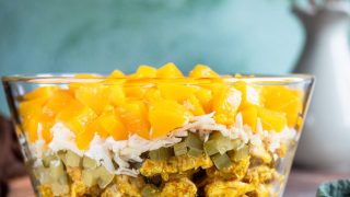 Warstwowa sałatka z kurczakiem, orzo i brzoskwiniami