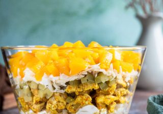 Warstwowa sałatka z kurczakiem, orzo i brzoskwiniami