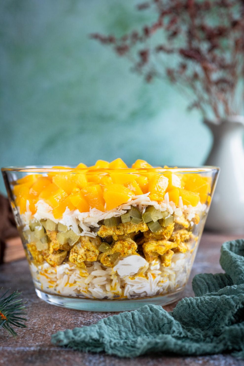 Warstwowa sałatka z kurczakiem, orzo i brzoskwiniami