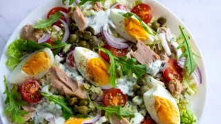 Sałatka z tuńczykiem i jajkiem