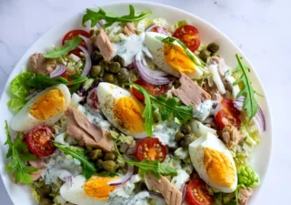 Sałatka z tuńczykiem i jajkiem