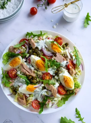 Sałatka z tuńczykiem i jajkiem