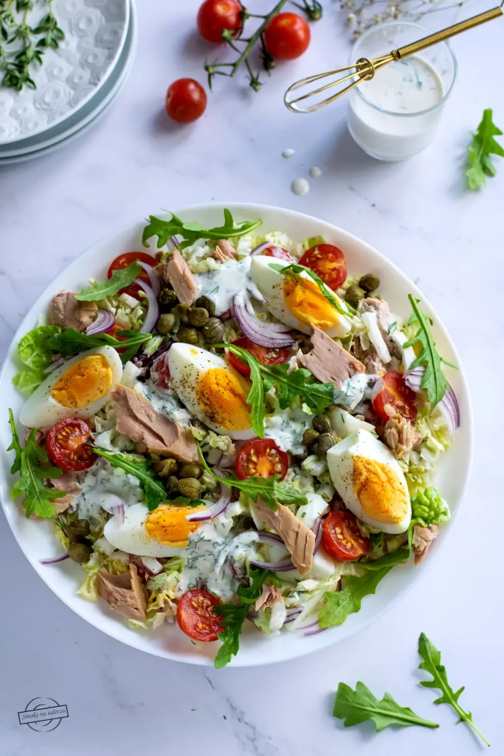 Sałatka z tuńczykiem i jajkiem