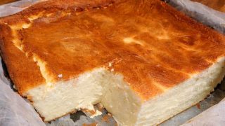 Sernik wielkanocny – wysoki, rumiany i bardzo domowy