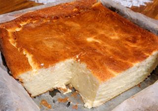 Sernik wielkanocny – wysoki, rumiany i bardzo domowy