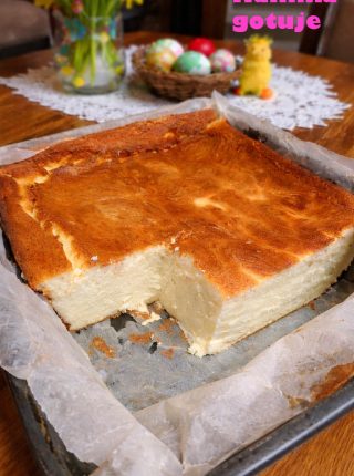Sernik wielkanocny – wysoki, rumiany i bardzo domowy