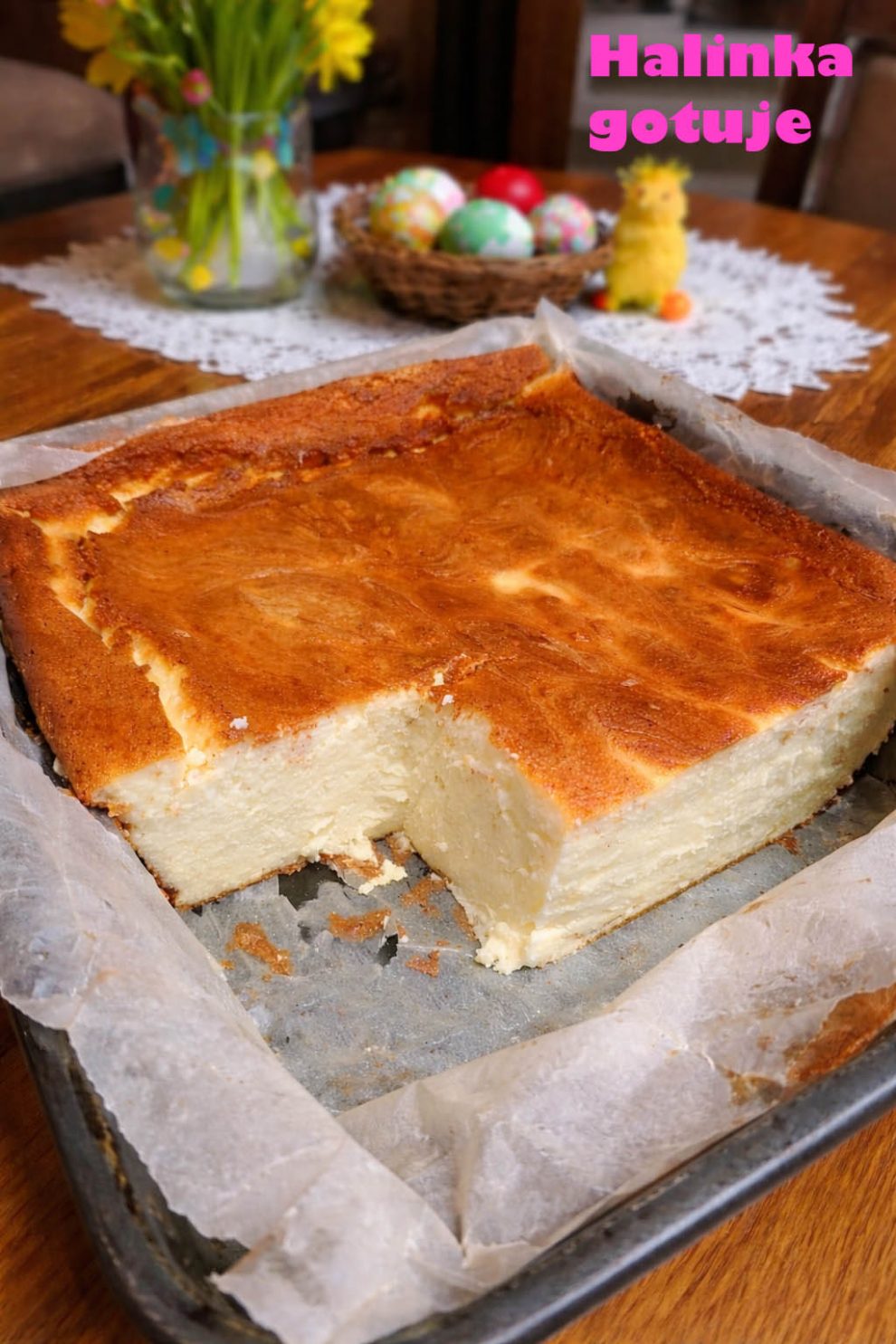 Sernik wielkanocny – wysoki, rumiany i bardzo domowy