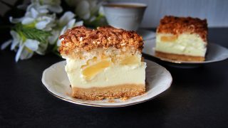 Sernik z ananasem i bezą kokosową – kremowy sernik na kruchym spodzie