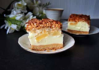 Sernik z ananasem i bezą kokosową – kremowy sernik na kruchym spodzie