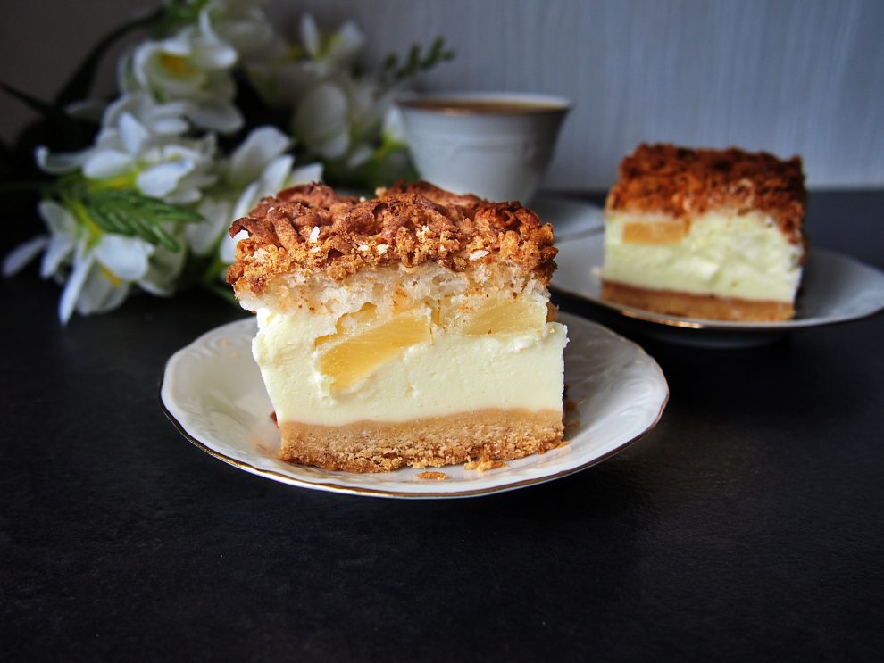 Sernik z ananasem i bezą kokosową – kremowy sernik na kruchym spodzie