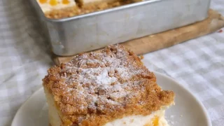 Sernik z brzoskwiniami – domowy przepis, który zawsze znika do ostatniego okruszka