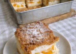 Sernik z brzoskwiniami – domowy przepis, który zawsze znika do ostatniego okruszka