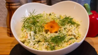 Surówka z białej kapusty