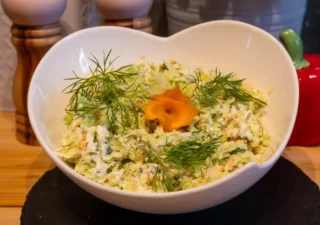 Surówka z białej kapusty