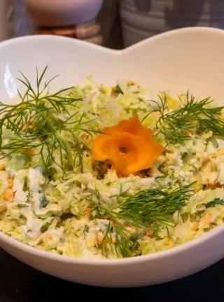 Surówka z białej kapusty