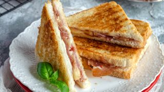 Tosty z prosciutto, serem pleśniowym i dżemem malinowym