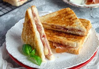 Tosty z prosciutto, serem pleśniowym i dżemem malinowym