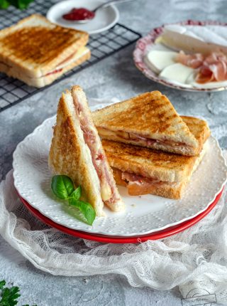 Tosty z prosciutto, serem pleśniowym i dżemem malinowym