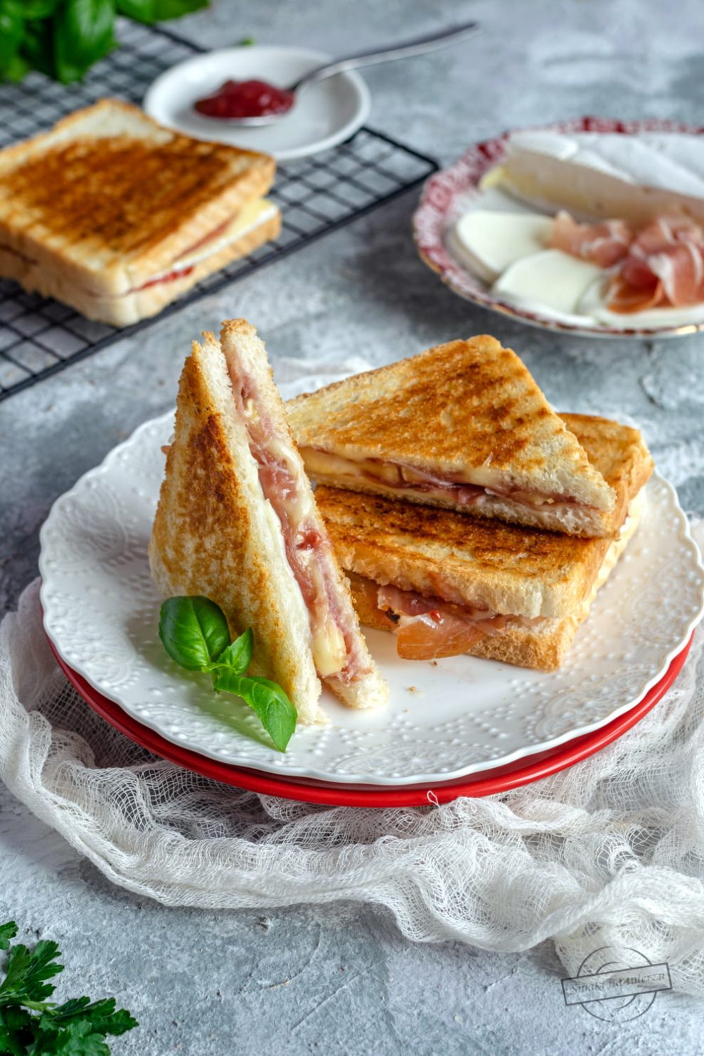 Tosty z prosciutto, serem pleśniowym i dżemem malinowym