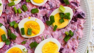 Jajka na sosie buraczkowym z ogórkami chilli