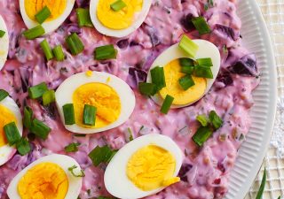 Jajka na sosie buraczkowym z ogórkami chilli