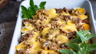 Zapiekanka ziemniaczana z jajkami i tuńczykiem