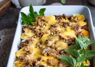 Zapiekanka ziemniaczana z jajkami i tuńczykiem