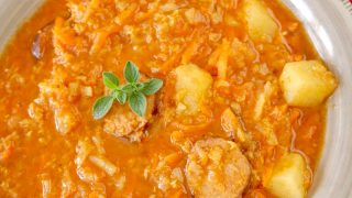 Zupa gospodarska z kiełbasą – gęsta, sycąca i bardzo aromatyczna