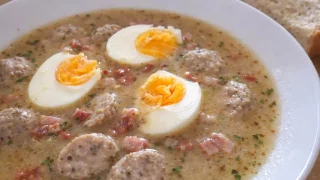 Żurek z białą kiełbasą i jajkiem