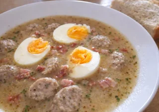 Żurek z białą kiełbasą i jajkiem