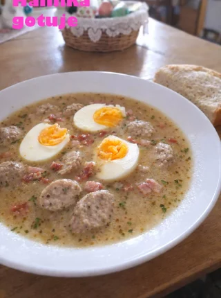 Żurek z białą kiełbasą i jajkiem
