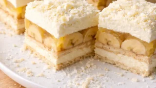 Rajska kostka kokosowa z bananami i galaretką – ciasto bez pieczenia, które znika w mig