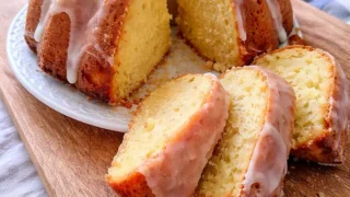 Babka jogurtowa z lukrem cytrynowym